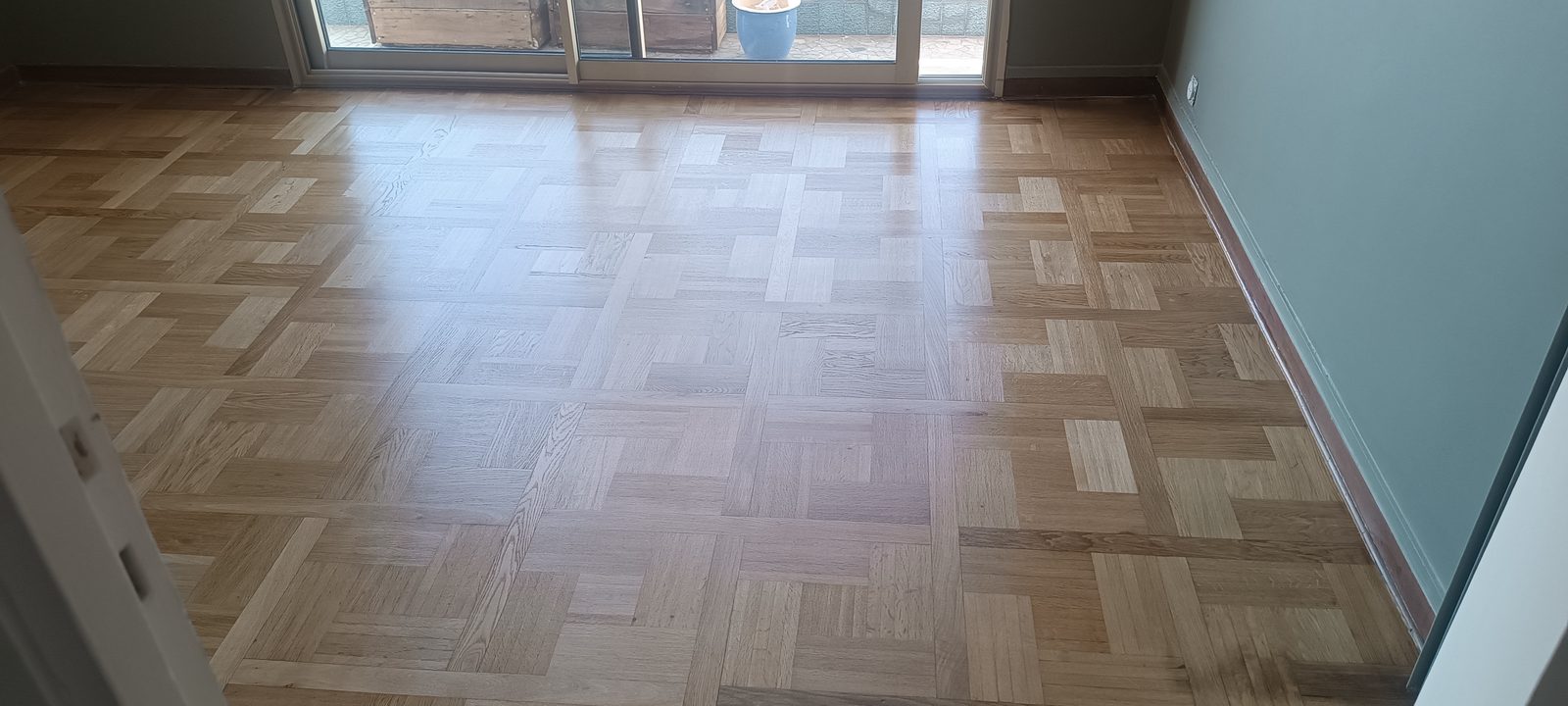 Ponçage et vitrification d'un parquet Chêne Naturel