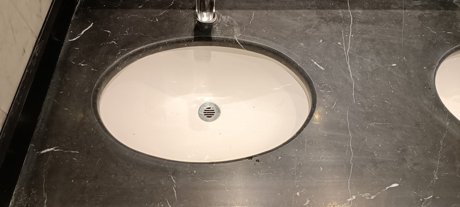Rénovation d'un plan de travail de lavabo marbre noir