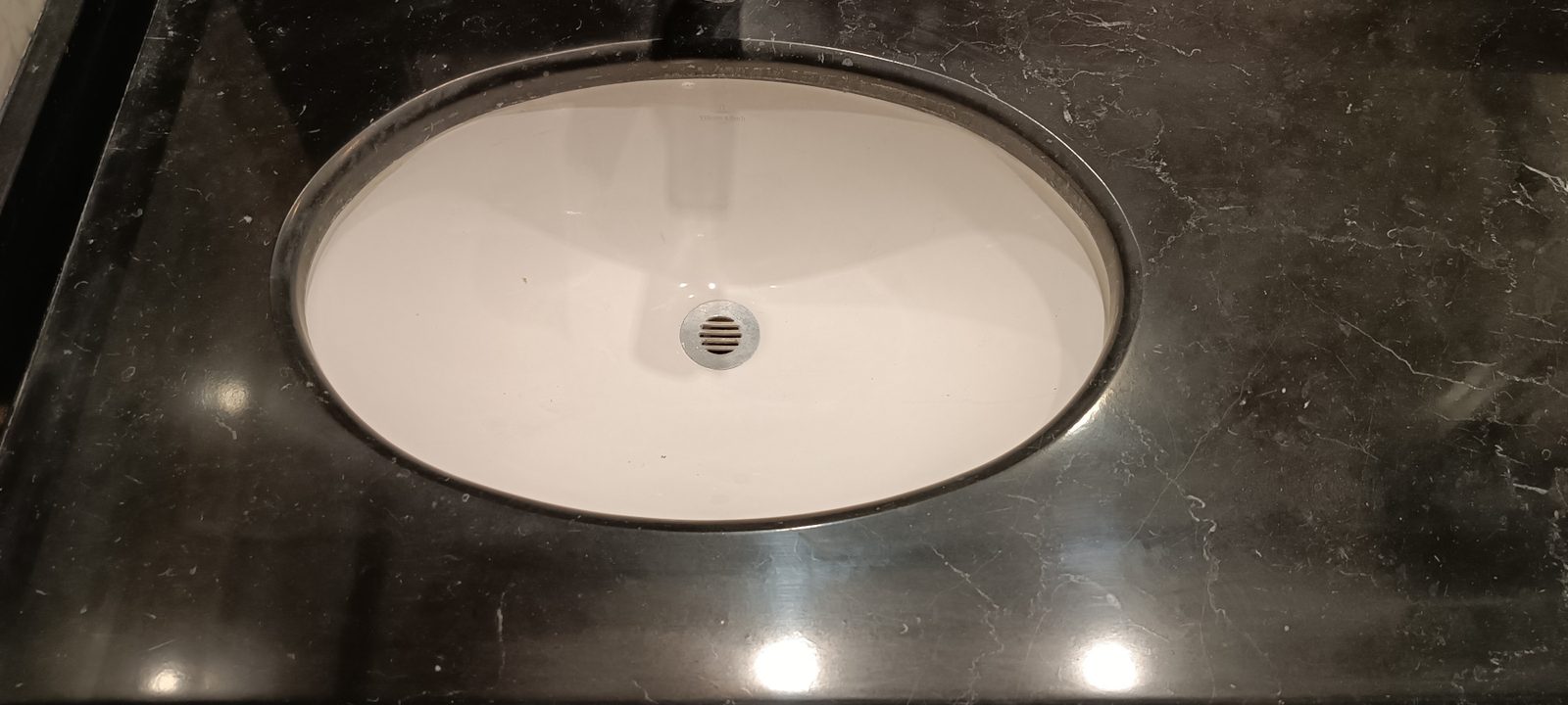 Rénovation d'un plan de travail de lavabo marbre noir