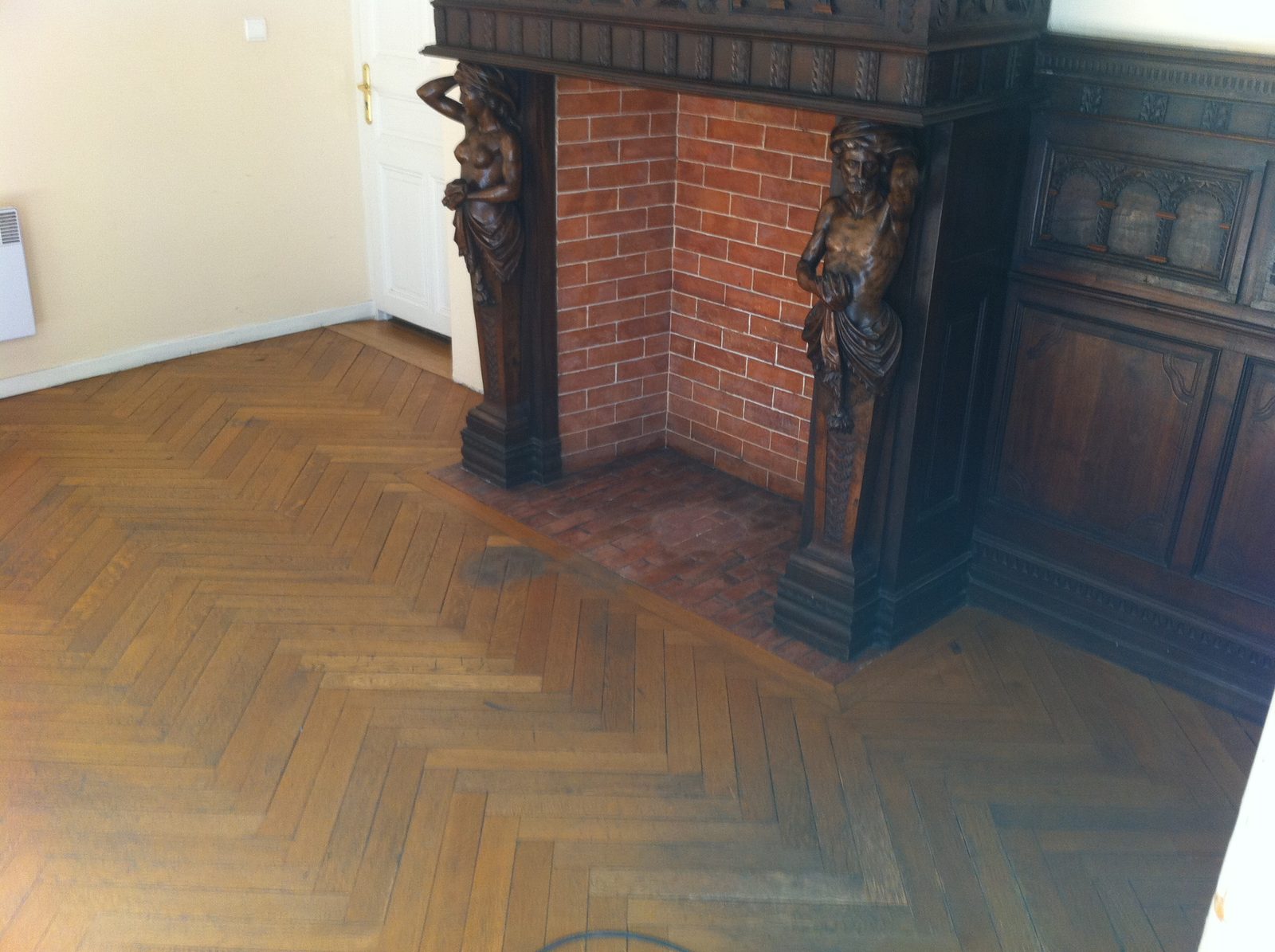 Rénovation d'un parquet en chêne massif bâtons rompus