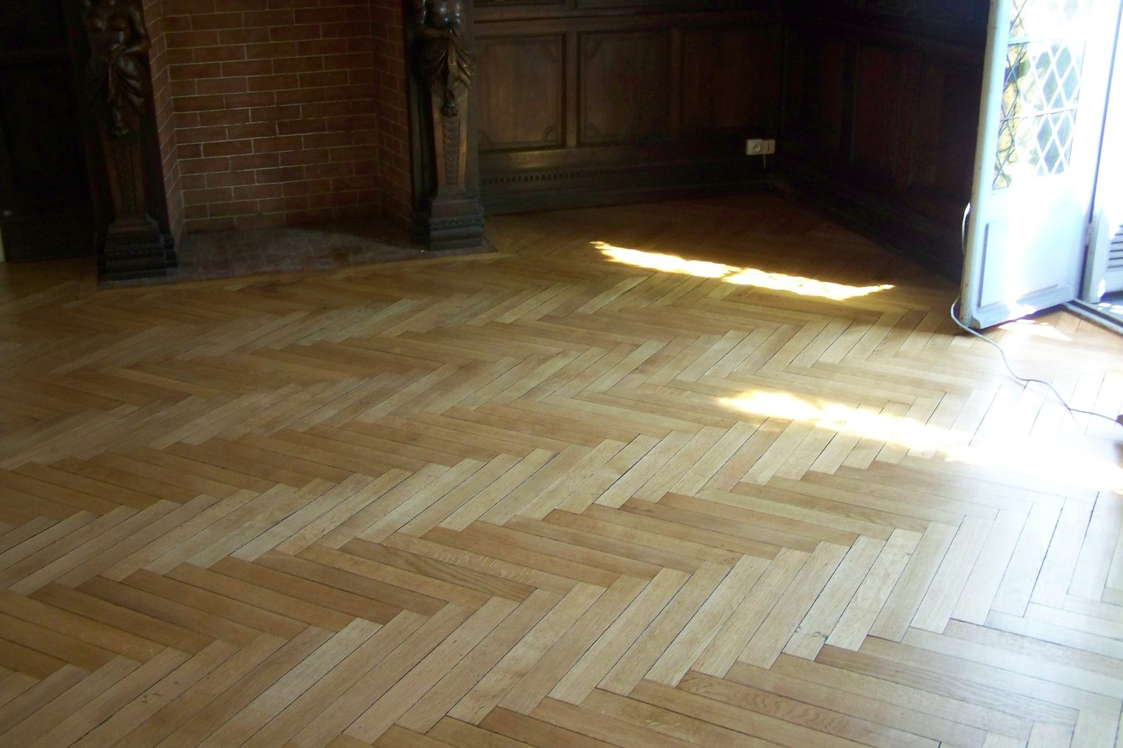 Rénovation d'un parquet en chêne massif bâtons rompus