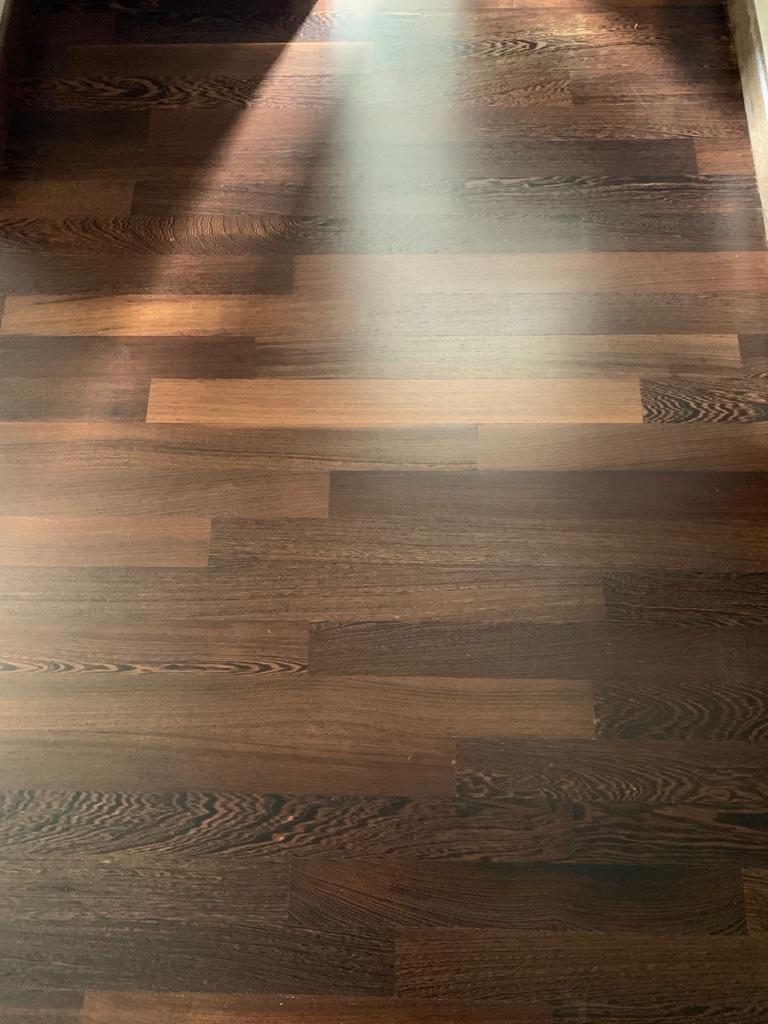 Rénovation d'un parquet en wengé massif